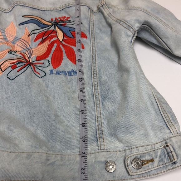 Levi’s Women’s Light wash Embroidered Trucker Jacket Size M - Picture 13 of 13
